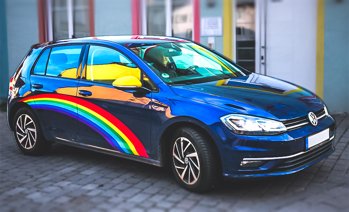 Auto mit Regenbogen